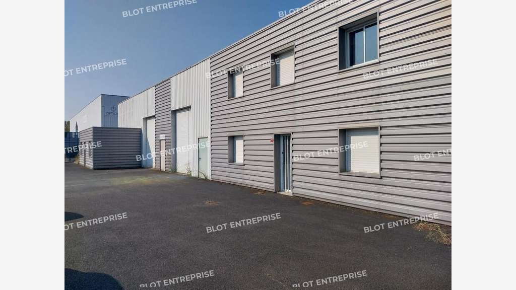 À LOUER - LOCAUX D'ACTIVITÉS - 882 M² - SAINTE LU