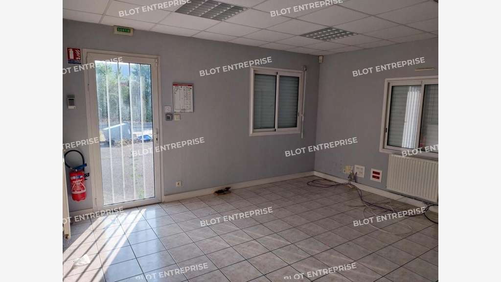 À LOUER - LOCAUX D'ACTIVITÉS - 882 M² - SAINTE LU
