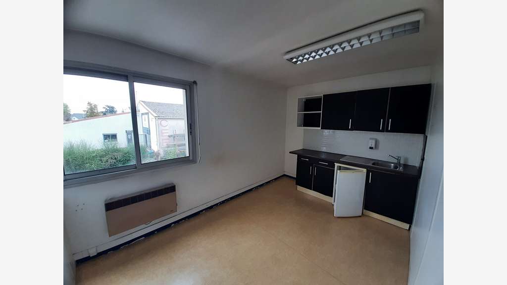 A LOUER LOCAL D'ACTIVITE INDEPENDANT DE 1.000 m²