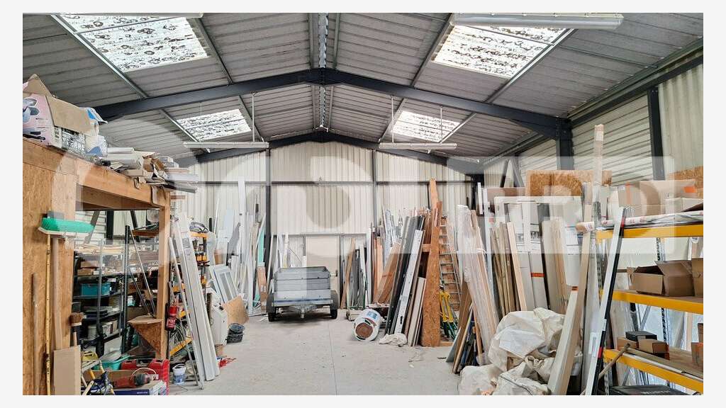 A louer entrepôt 150m² à Sainte Reine de Bretagne