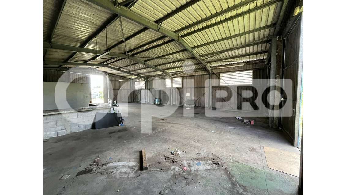 Entrepôt 250m² sur 1000m² à louer à Sainte-Rose