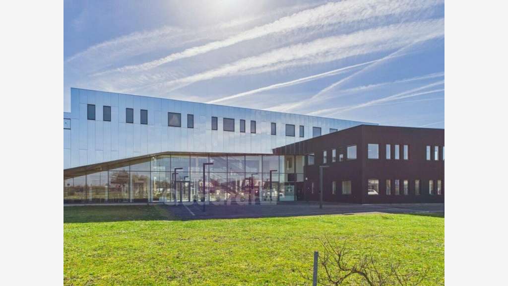 À louer local mixte de 7850m² à Sainte-Savine
