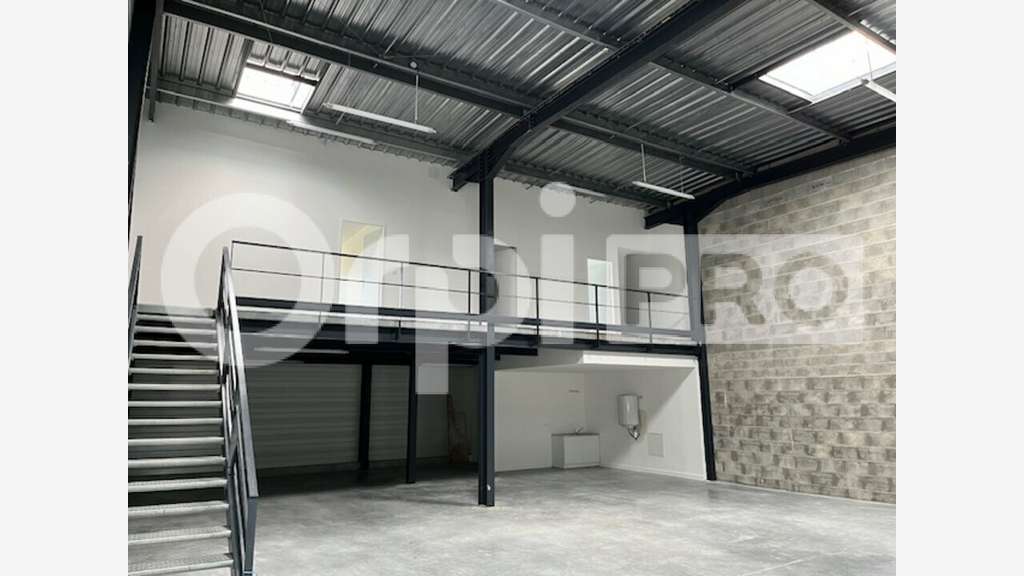 Local d'activité neuf 280m² à louer à Ste-Soulle