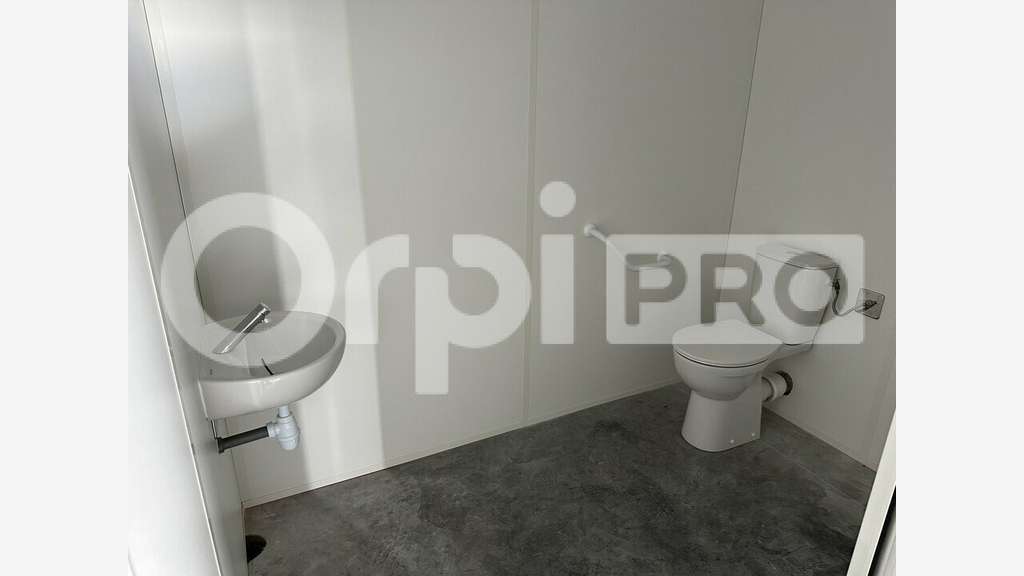 A louer entrepôt neuf 160m² brut à Salaunes