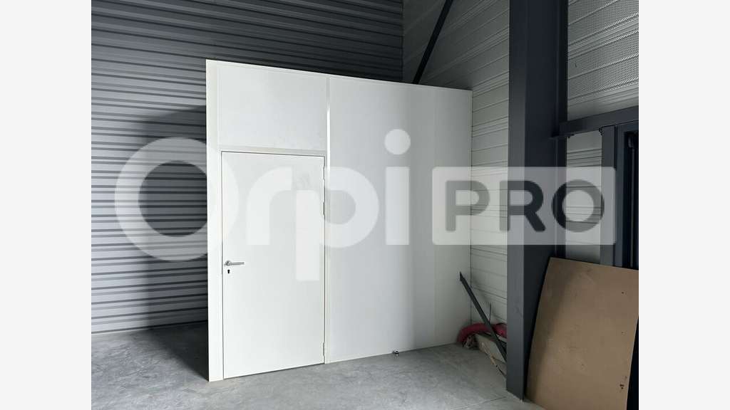 A louer entrepôt neuf 160m² brut à Salaunes