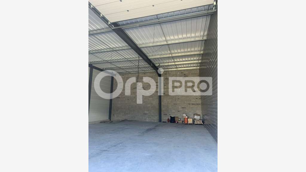 A louer entrepôt neuf 160m² brut à Salaunes