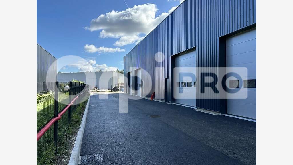 A louer entrepôt neuf 160m² brut à Salaunes