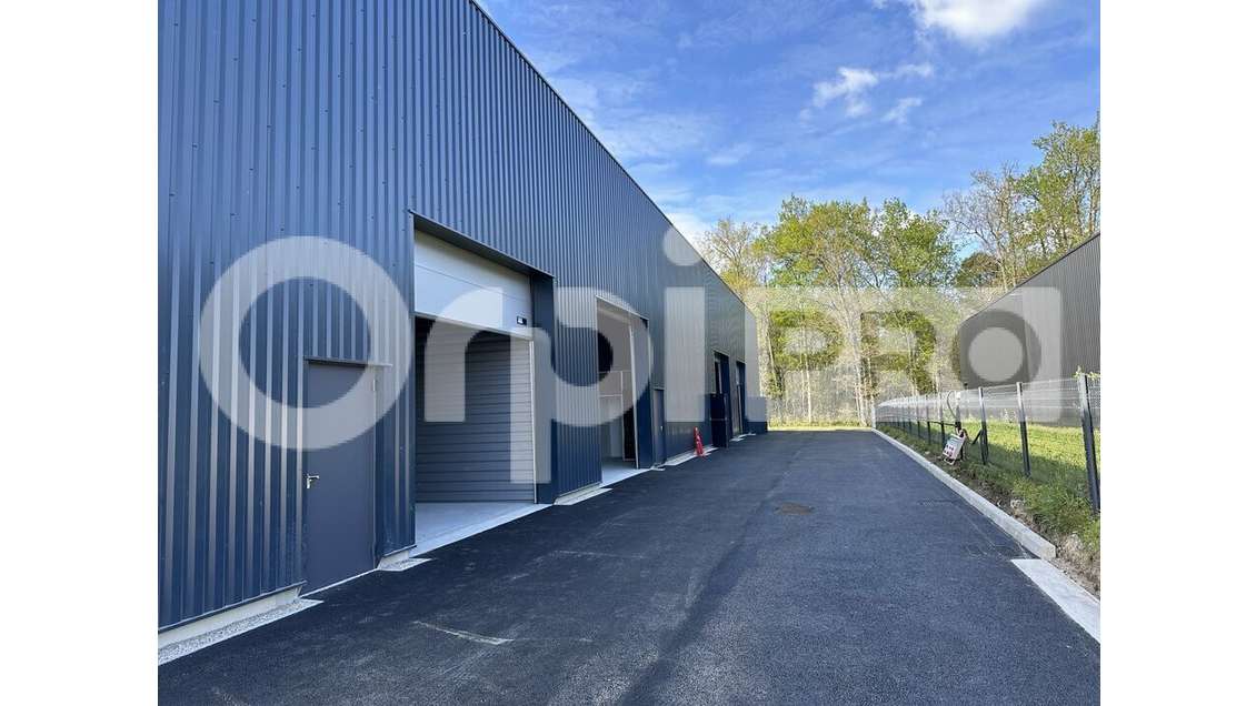 A louer entrepôt neuf 160m² brut à Salaunes
