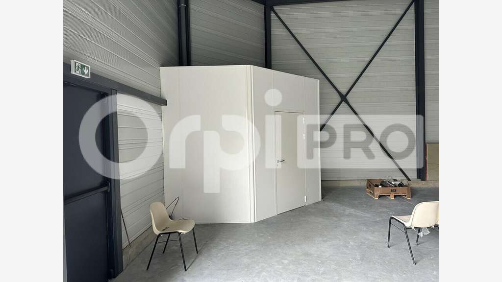 A louer entrepôt neuf 160m² brut à Salaunes
