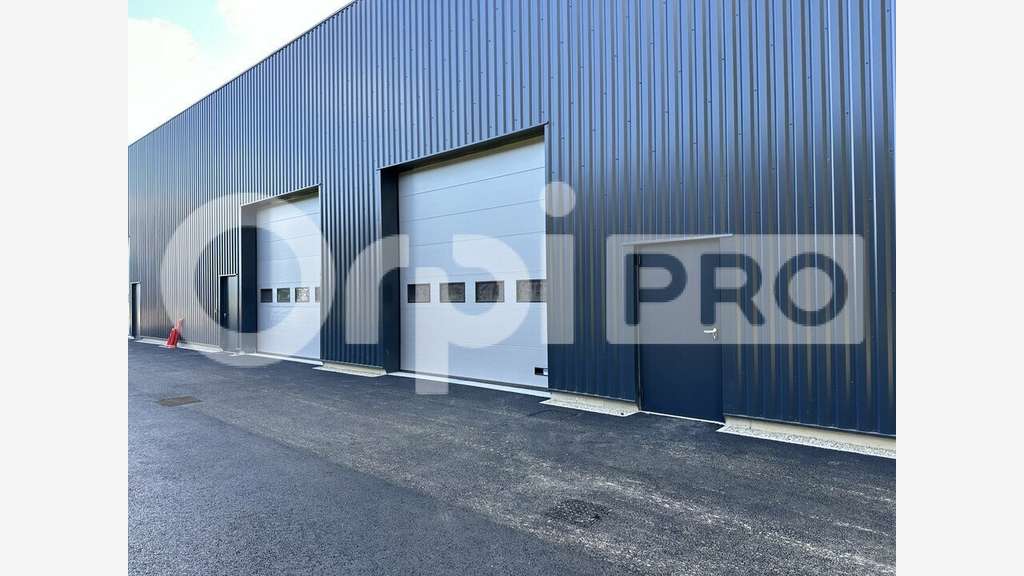 A louer entrepôt neuf 160m² brut à Salaunes