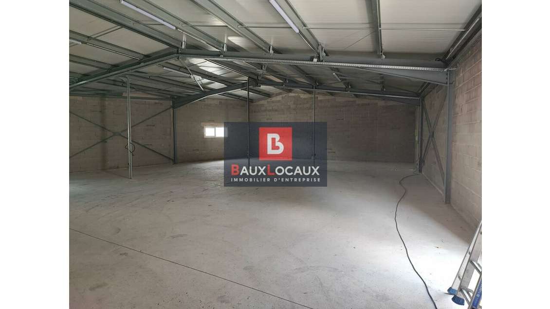 Location entrepôt neuf 270m² à Salon de Provence
