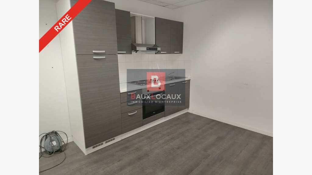 Entrepôt 300m² à louer à Salon-de-Provence