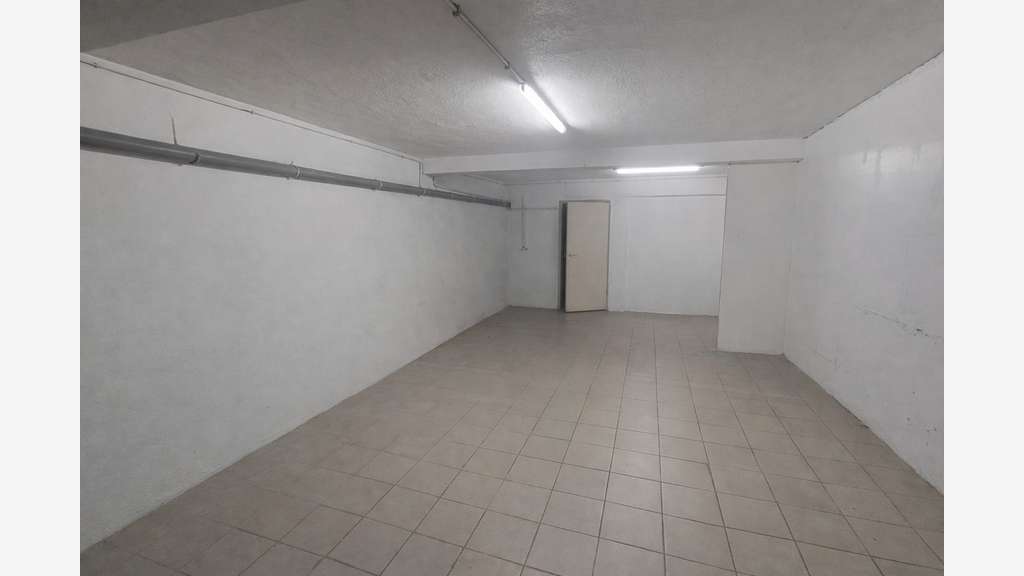 A louer entrepôt 200m² en centre-ville de Sanary