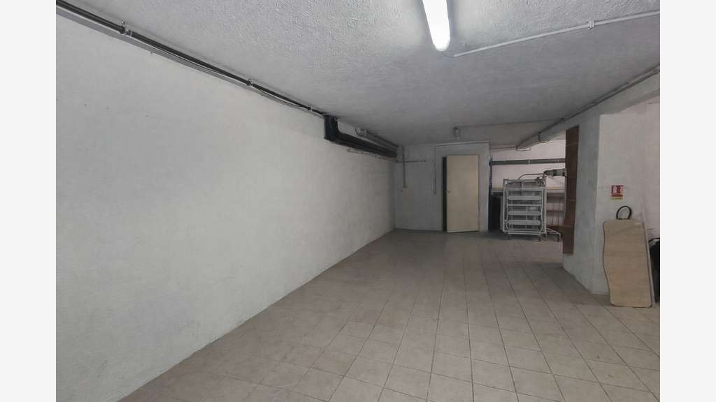 A louer entrepôt 200m² en centre-ville de Sanary