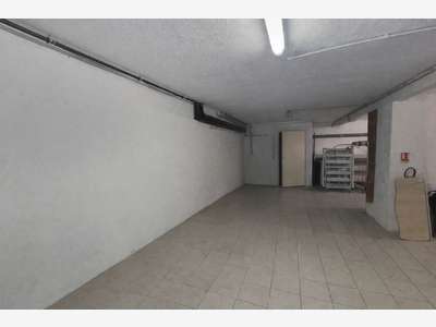 A louer entrepôt 200m² en centre-ville de Sanary