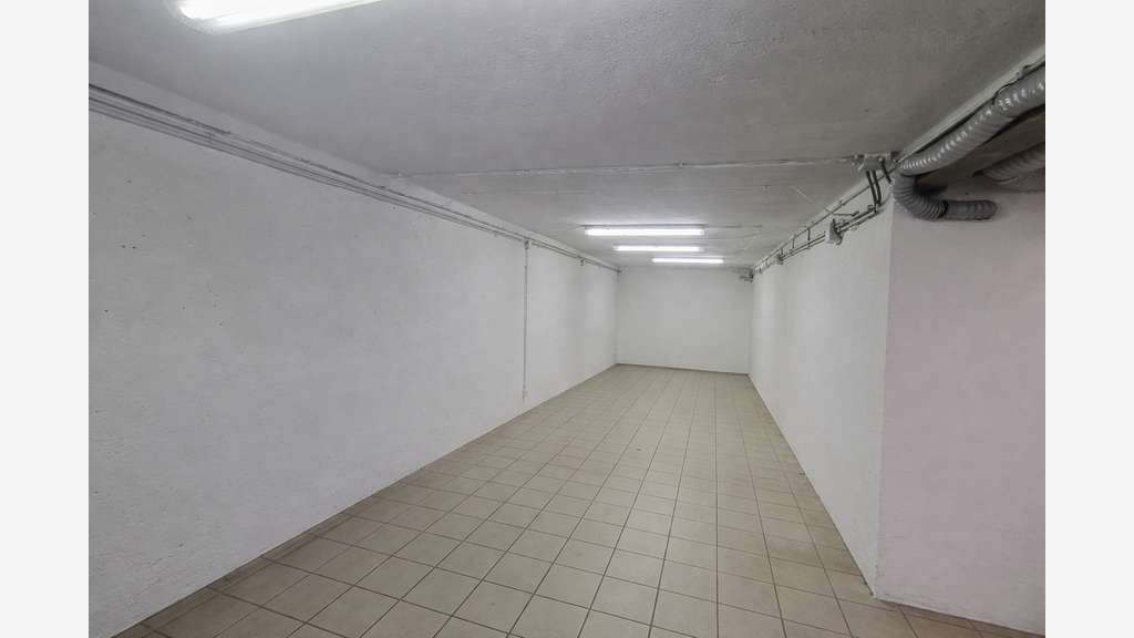 A louer entrepôt 200m² en centre-ville de Sanary
