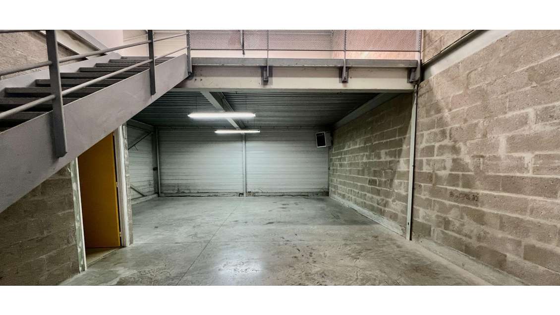 Location stockage + bureaux 138m² à Santeny N19