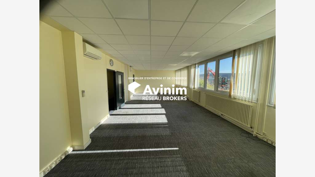 A LOUER - ENTREPOT AVEC BUREAUX DE 5 354m2