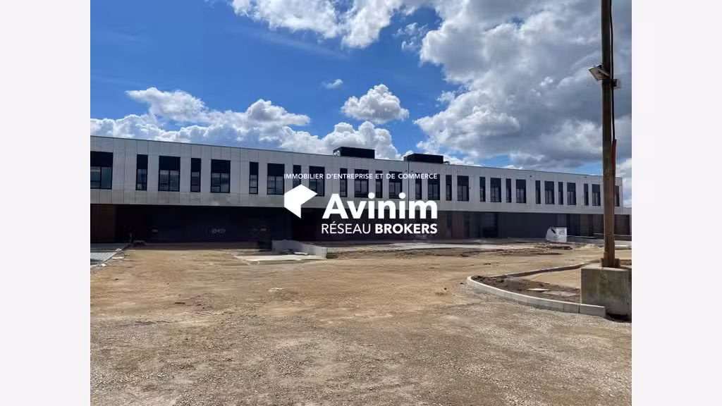 A LOUER - ENTREPOT AVEC BUREAUX DE 5 354m2