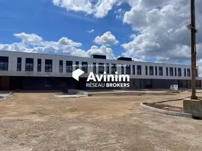 A LOUER - ENTREPOT AVEC BUREAUX DE 5 354m2