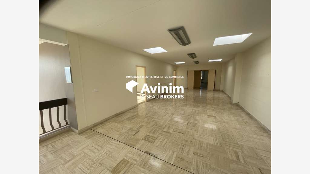 A LOUER - ENTREPOT AVEC BUREAUX DE 5 354m2