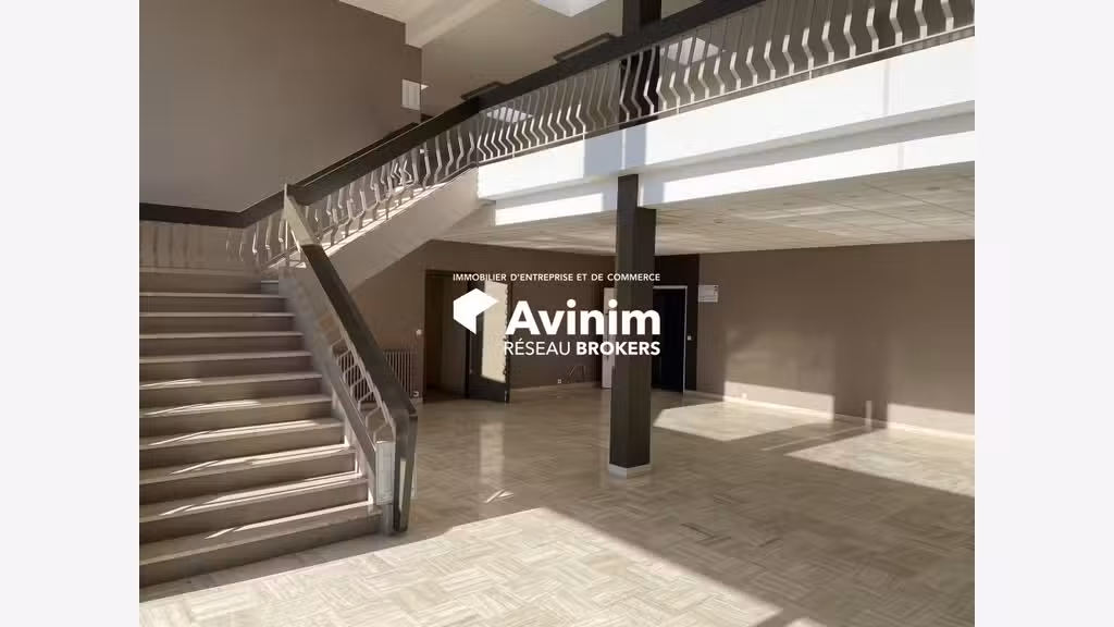 A LOUER - ENTREPOT AVEC BUREAUX DE 5 354m2