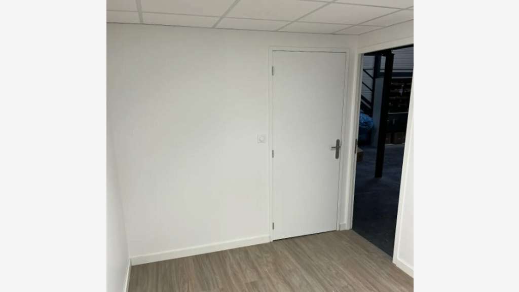 Local d'activité récent à louer à Sarcey A89