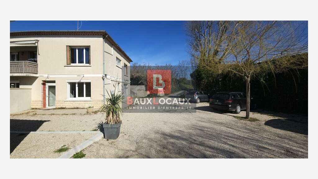 Local professionnel 104m² à louer à Sarrians