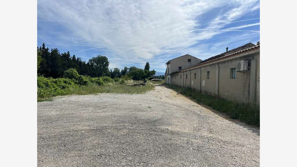 A louer local d'activité de 80m² à Sarrians