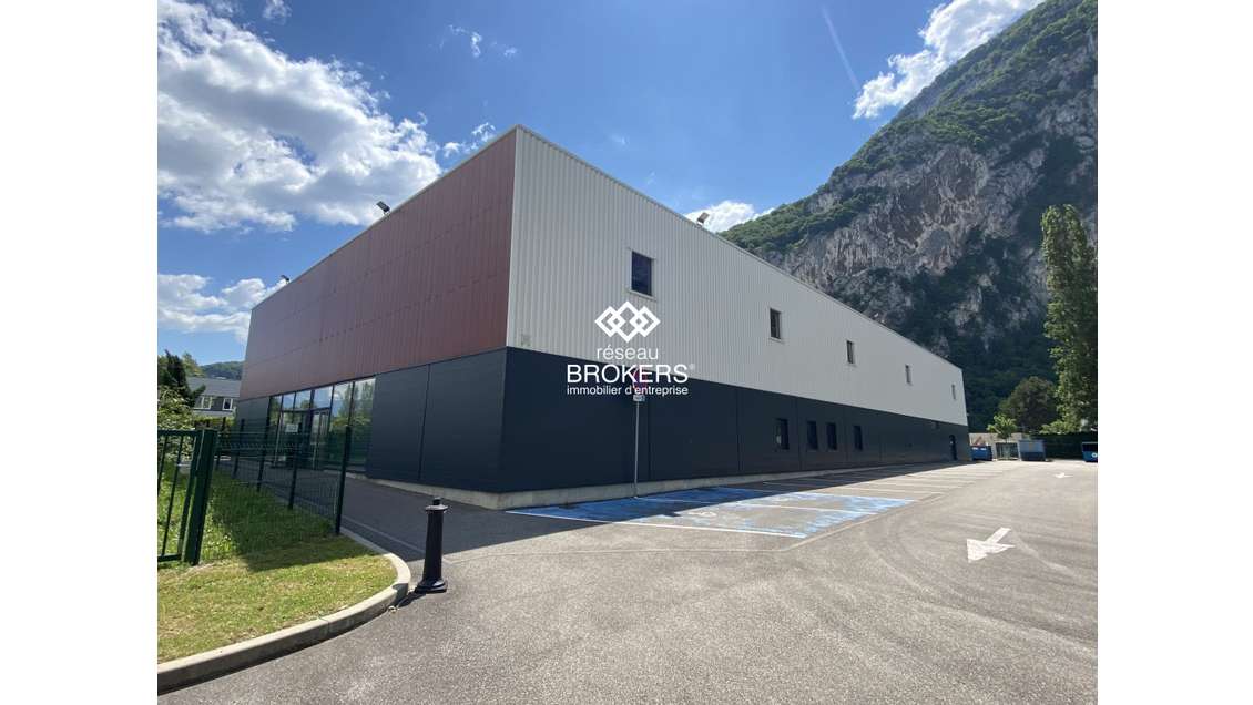 Loue local mixte 2358m² sur 2 niveaux à Sassenage