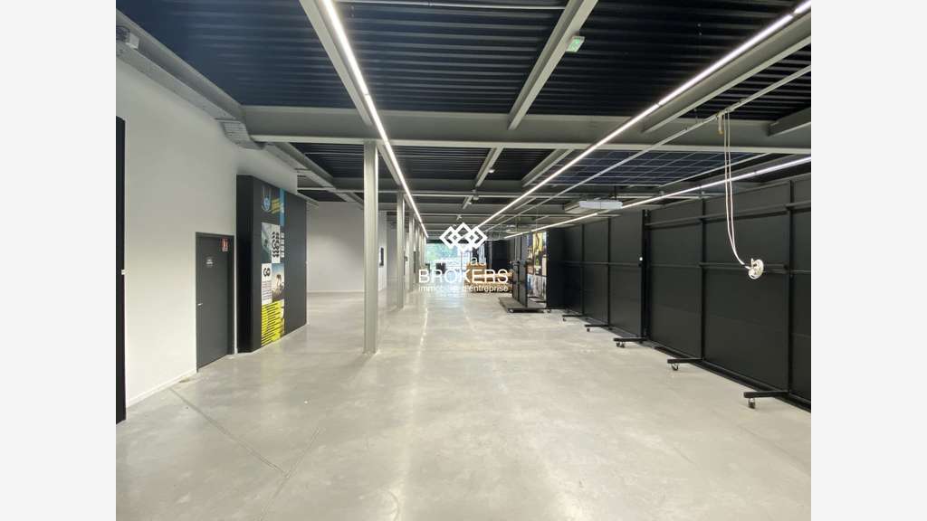 Loue local mixte 2358m² sur 2 niveaux à Sassenage