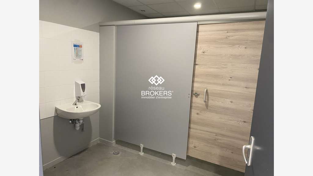 Loue local mixte 2358m² sur 2 niveaux à Sassenage