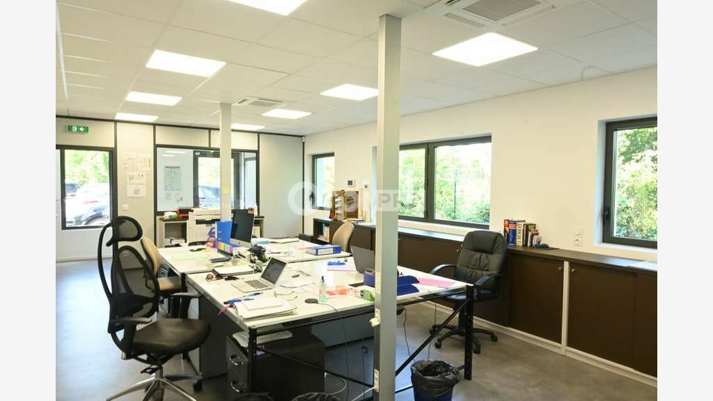 A louer local activité de 877m² à Sathonay Camp