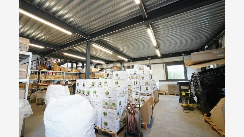 A louer local activité de 877m² à Sathonay Camp