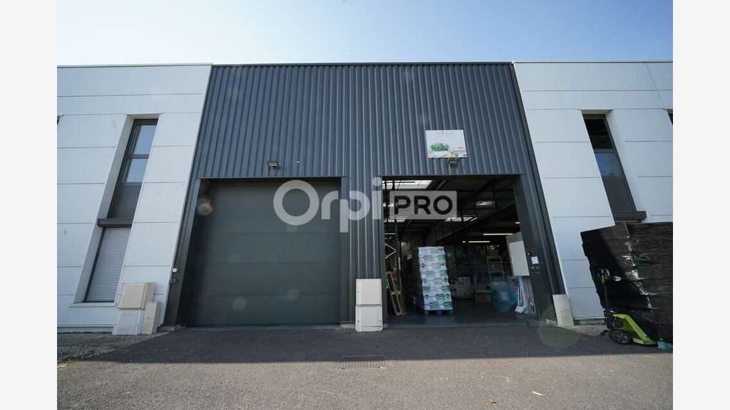 A louer local activité de 877m² à Sathonay Camp