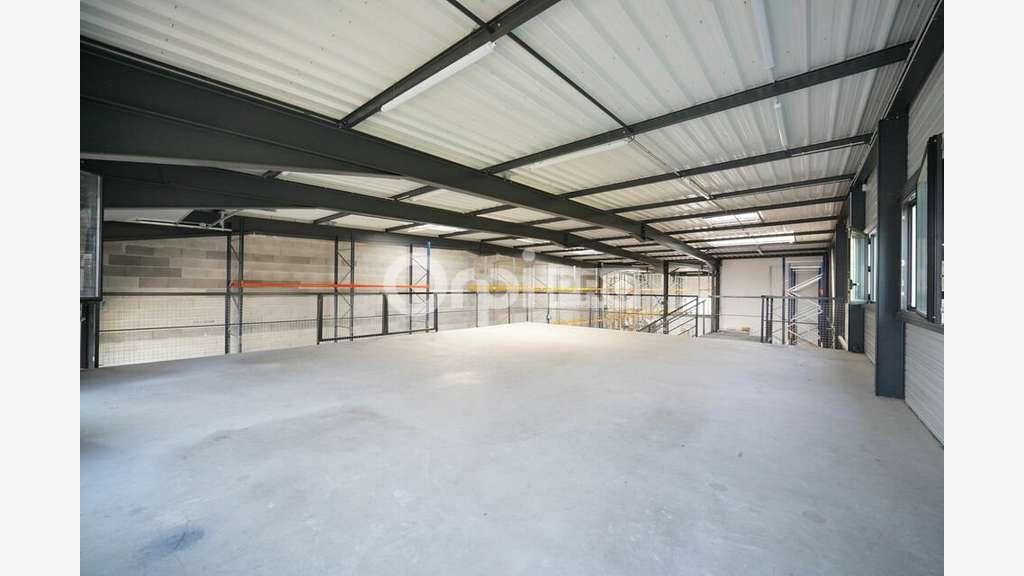 A louer local activité de 877m² à Sathonay Camp