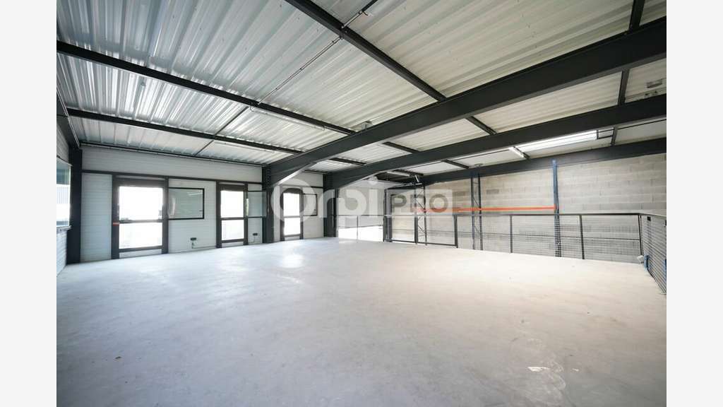 A louer local activité de 877m² à Sathonay Camp