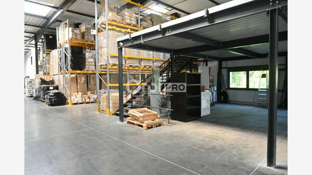 A louer local activité de 877m² à Sathonay Camp