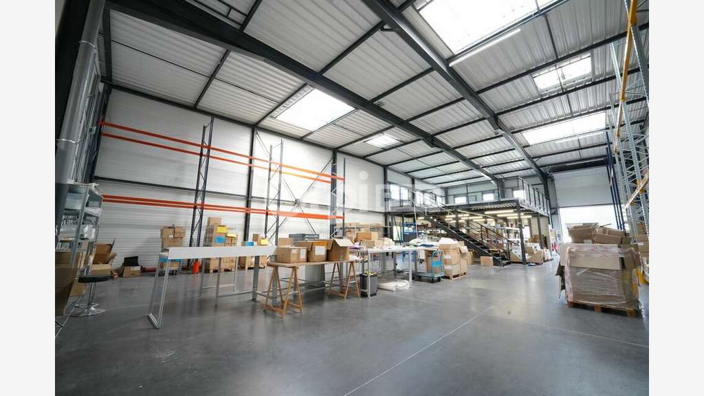 A louer local activité de 877m² à Sathonay Camp