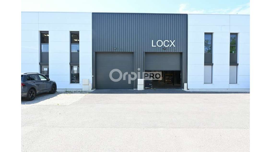 A louer local activité de 877m² à Sathonay Camp