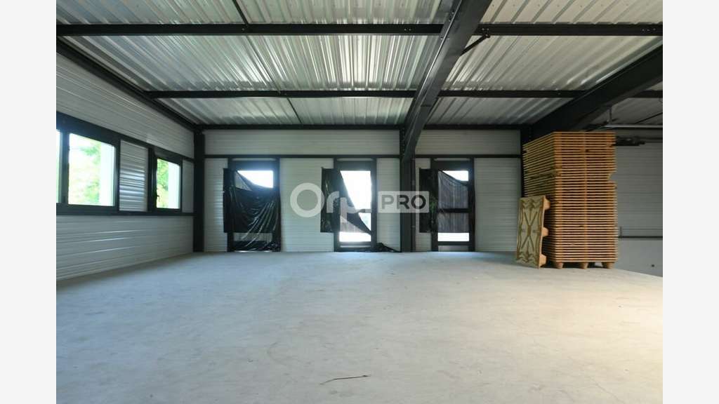 A louer local activité de 877m² à Sathonay Camp