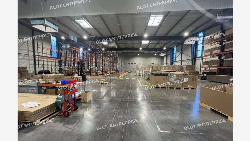 A louer locaux d'activités 2 687m² à Sautron