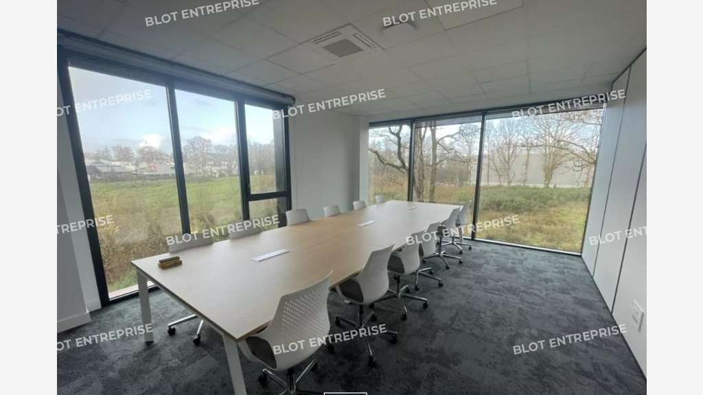 A louer locaux d'activités 2 687m² à Sautron