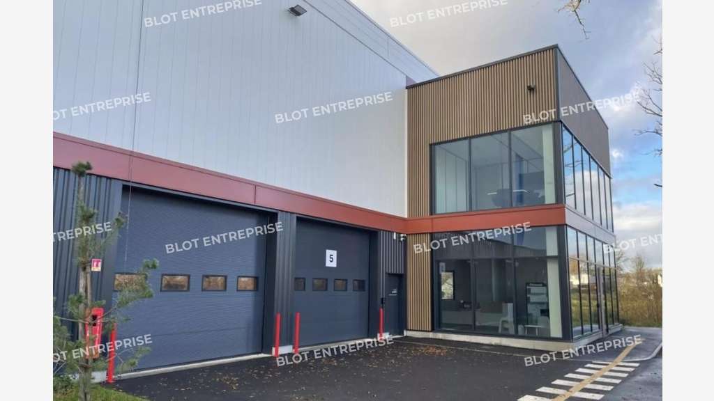 A louer locaux d'activités 2 687m² à Sautron
