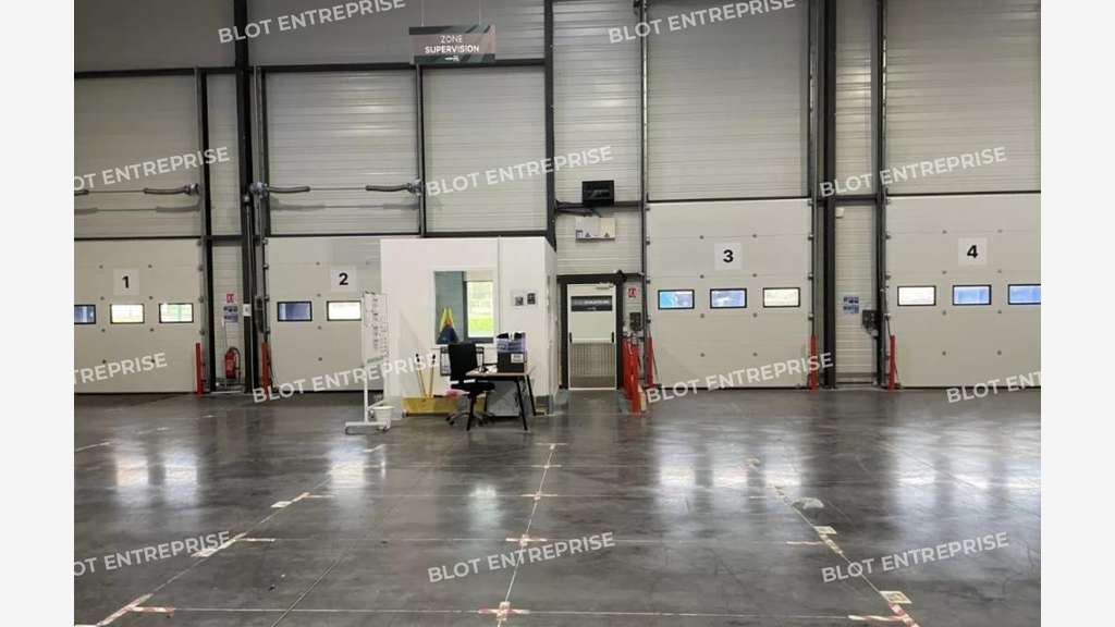 A louer locaux d'activités 2 687m² à Sautron