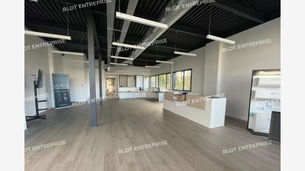 A louer locaux d'activités 2 687m² à Sautron