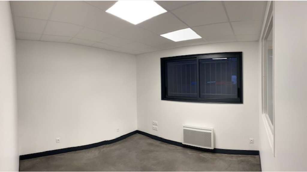 A louer local d'activité neuf, 94m² Ouest Nantes