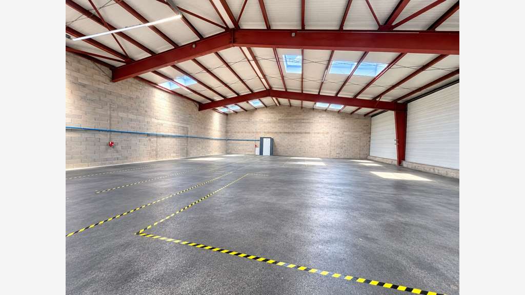 A louer locaux d'activités 342m² à Savigneux D204