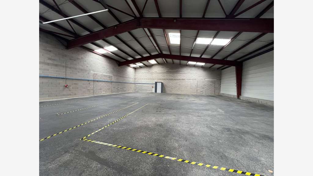 A louer locaux d'activités 342m² à Savigneux D204