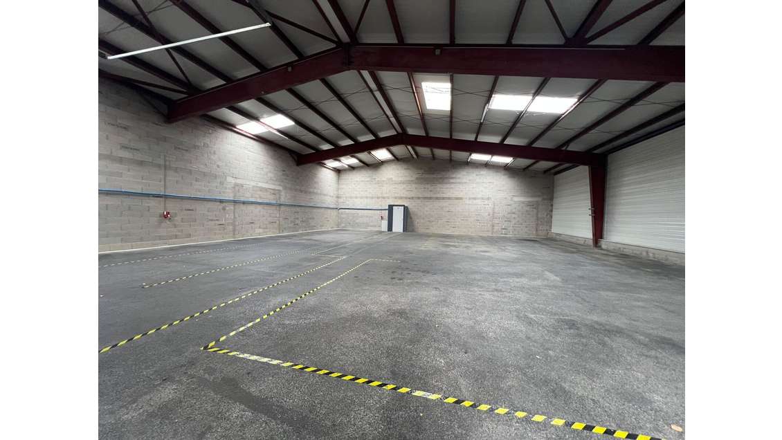 À LOUER : Locaux d'activités de 342 m² à SAVIGNEUX